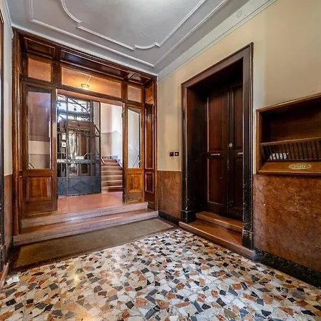Next Stop - 3 Bedrooms Facing The Station Apartment *
