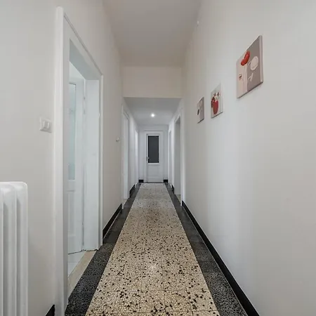 Next Stop - 3 Bedrooms Facing The Station Modena