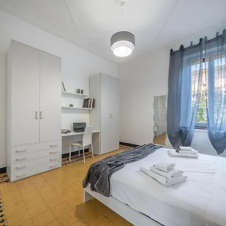 Next Stop - 3 Bedrooms Facing The Station Apartment