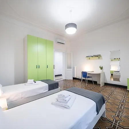 Next Stop - 3 Bedrooms Facing The Station Apartment *