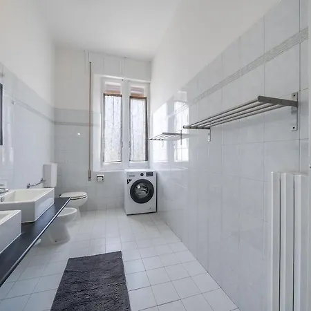 Next Stop - 3 Bedrooms Facing The Station