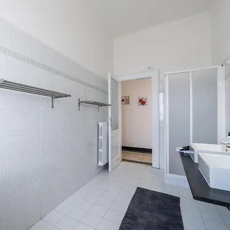 Next Stop - 3 Bedrooms Facing The Station Apartment